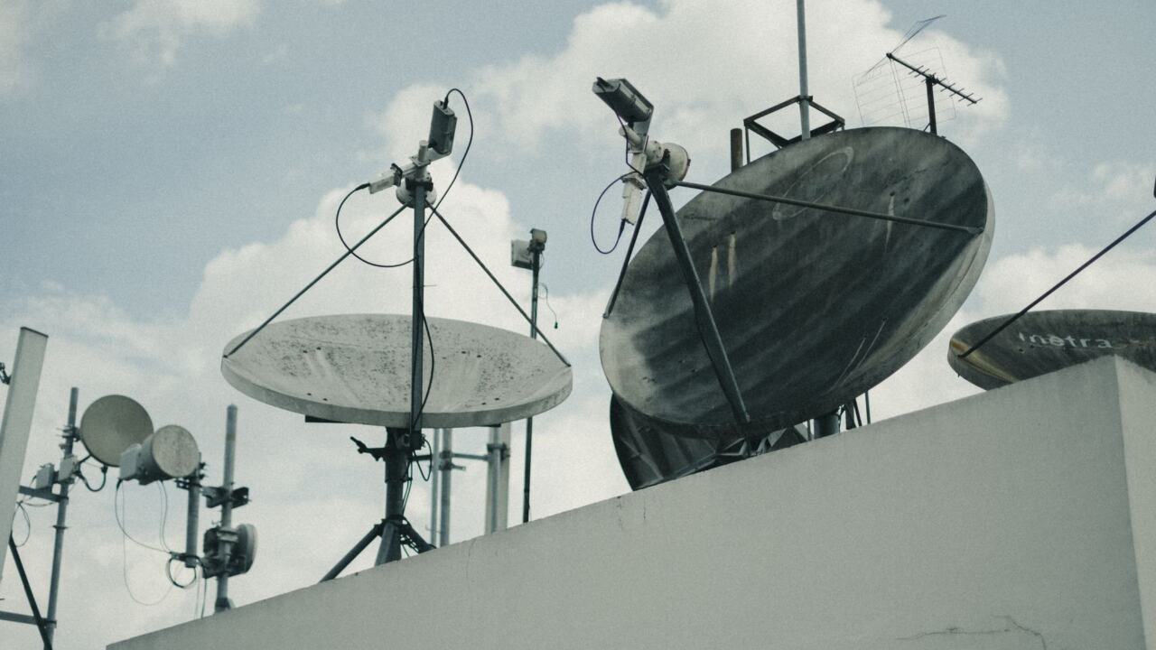 how does blockstream satellite work